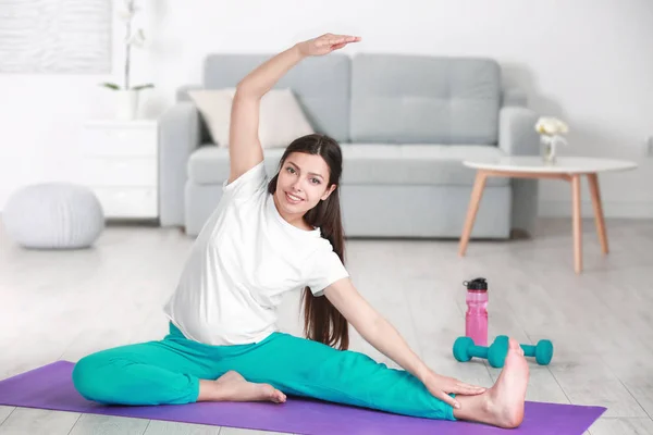 Mujer embarazada haciendo yoga — Foto de Stock