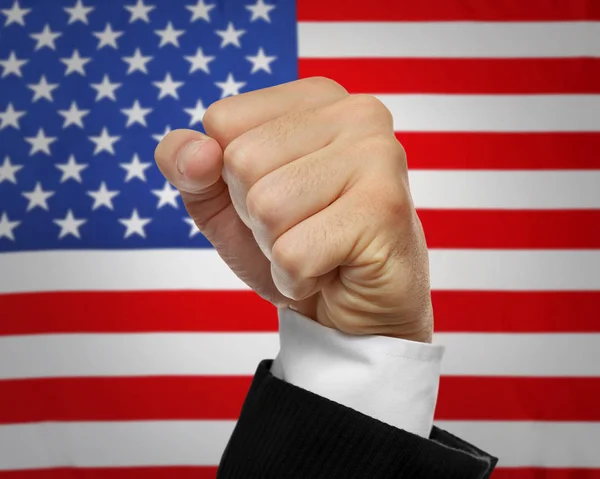 男性の拳とアメリカの国旗 — ストック写真
