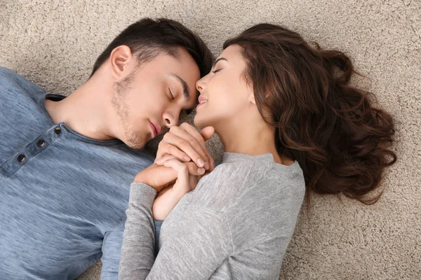 Belo jovem casal em casa — Fotografia de Stock