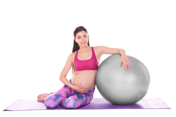 Gravid kvinna som gör yoga — Stockfoto