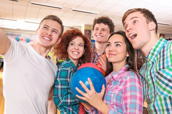 Glückliche Freunde machen Selfie im Kegelclub — Stockfoto