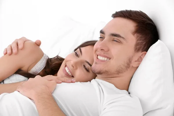 美しい若いカップルがベッドに横たわって — ストック写真
