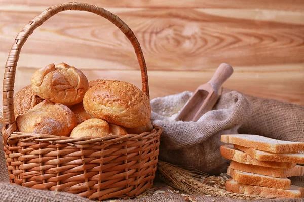 Cesto con delizioso pane — Foto Stock