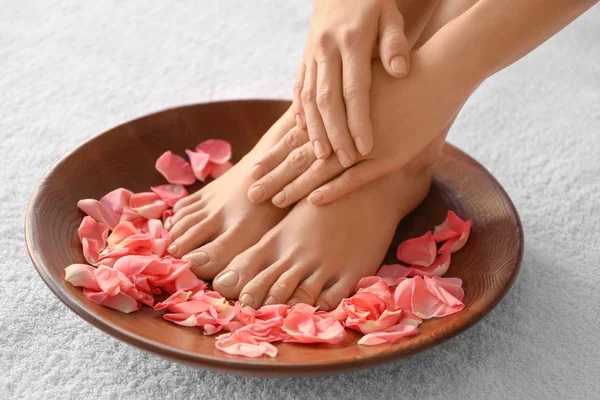 Vrouwelijke voeten bij spa procedure — Stockfoto