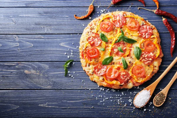 Leckere Pizza, Chili und Gewürze — Stockfoto