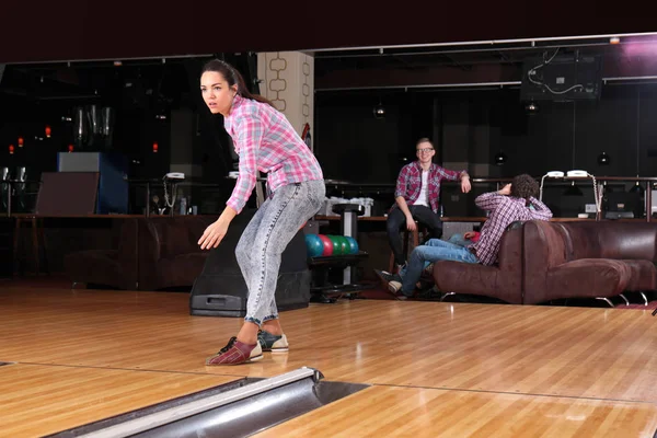 Eğleniyor ve bowling oynayan genç kadın — Stok fotoğraf