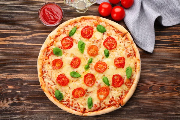 Deliziosa pizza con pomodori — Foto Stock