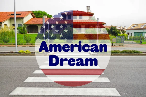 De American Dream tekst met Usa vlag en huis op achtergrond — Stockfoto