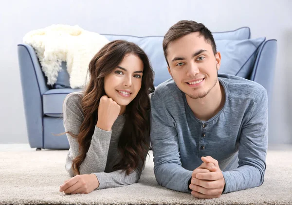 Belo jovem casal em casa — Fotografia de Stock