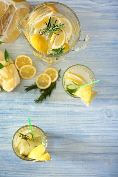 Limonata fresca e frutta — Foto Stock