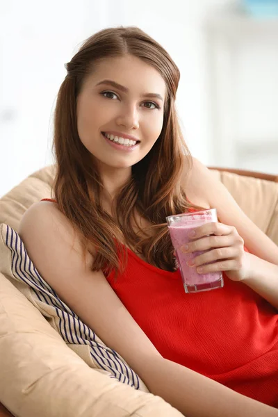 Žena pití lahodných smoothie — Stock fotografie