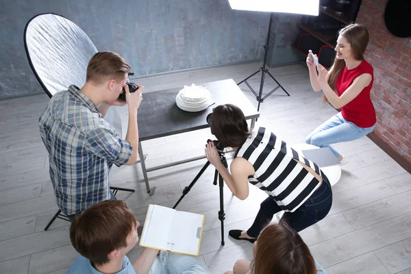 Skupina studentů s fotografii desek — Stock fotografie