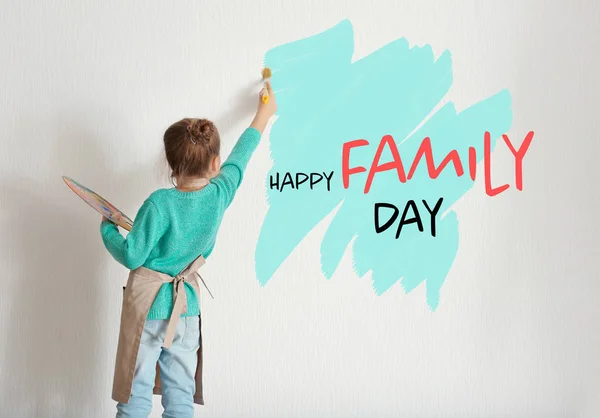 Rysunek na białej ścianie mała dziewczynka. Koncepcja szczęśliwy dzień rodziny — Zdjęcie stockowe