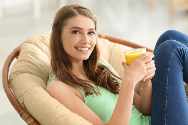 kadın içme güler yüzlü lezzetli 