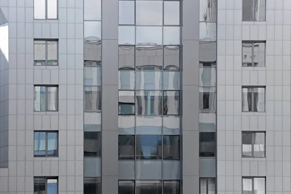Edifício com janelas coloridas — Fotografia de Stock