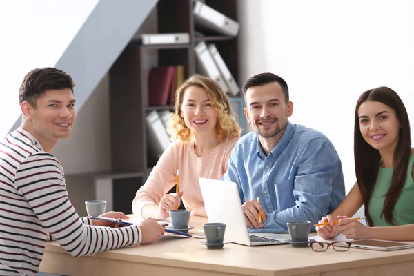 Interviewen jongeman van de Commissie van de menselijke hulpbronnen — Stockfoto