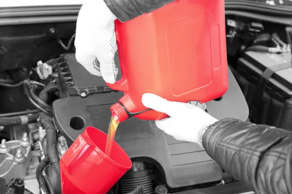 Male hands pouring engine oil from canister, closeup — Stock Photo, Image