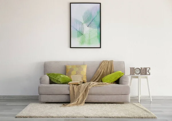 Wohnzimmer mit grauer Couch — Stockfoto