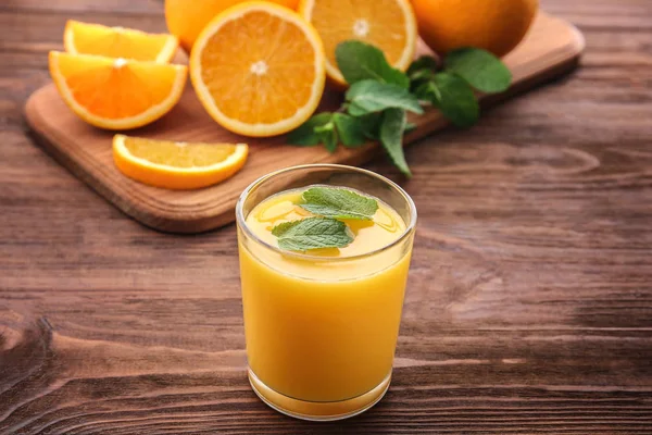 Apelsinjuice med mynta och färsk frukt — Stockfoto