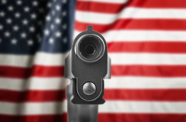 Πυροβόλου όπλου και την αμερικανική σημαία — Φωτογραφία Αρχείου
