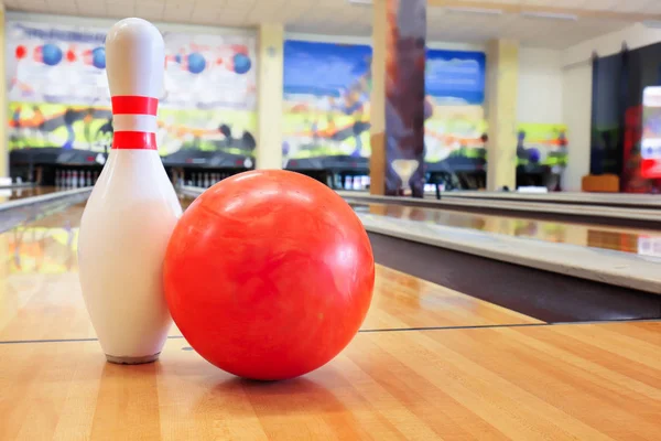 Ball and pin on floor — Stock Photo, Image