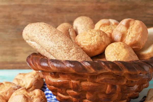 Cesta assada com pão fresco — Fotografia de Stock