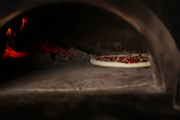 Cozimento de pizza no forno — Fotografia de Stock