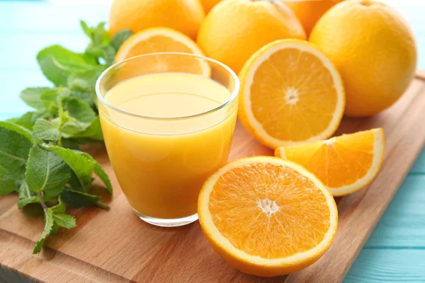 Glass of fresh juice and fruit slices — Stock Photo, Image