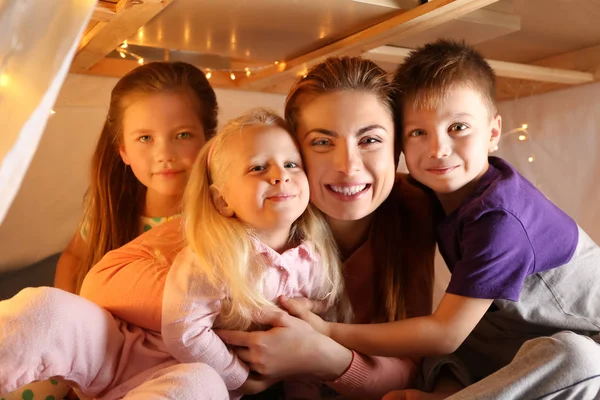 Young woman and cute children playing in hovel at home — Stock Photo, Image