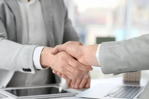 Businessmen shaking hands — Stock Photo, Image