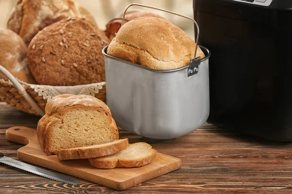 Roti iris lezat dan mesin roti — Stok Foto