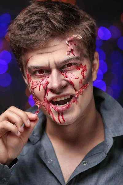 Mladý muž v barevné kontaktní čočky, s make-up Halloween party, closeup — Stock fotografie