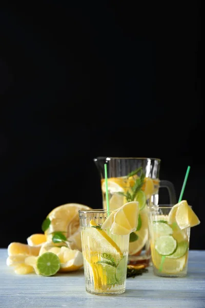新鲜的柠檬汁和水果 — 图库照片