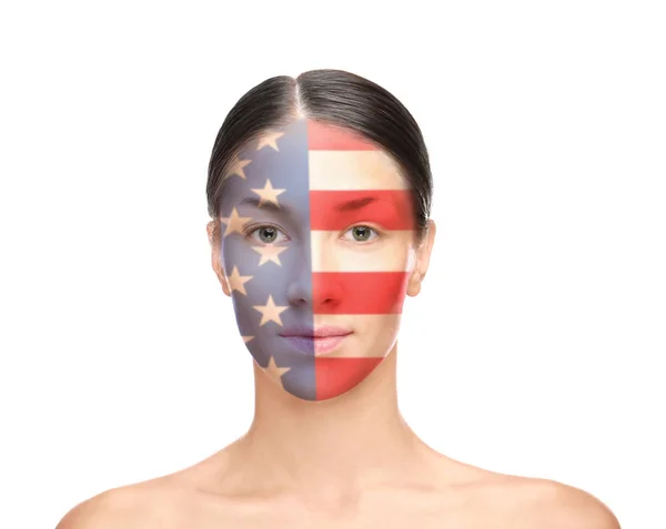 Concepto patriótico. Mujer joven con la cara pintada como bandera americana sobre fondo blanco —  Fotos de Stock