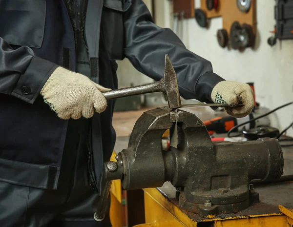 Man using grip and hammer for metalworking — Stock Photo, Image