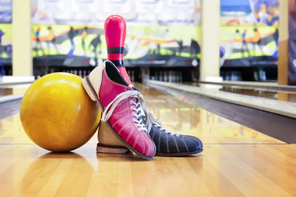 Schuhe, Bolzen und Ball auf dem Boden — Stockfoto