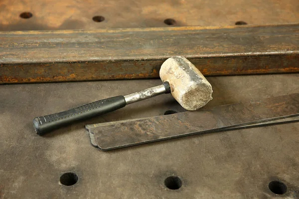 金属加工穿孔桌上的木槌 — 图库照片