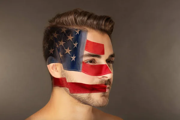 Homem com rosto pintado como bandeira americana — Fotografia de Stock
