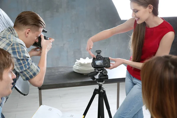 Skupina studentů s fotografii desek — Stock fotografie