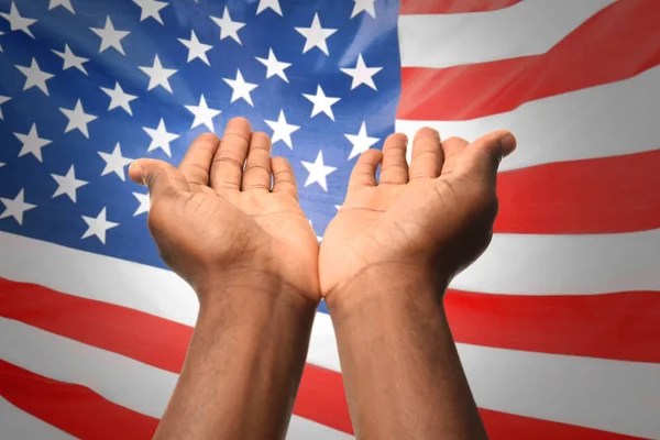 Manos masculinas y bandera americana — Foto de Stock