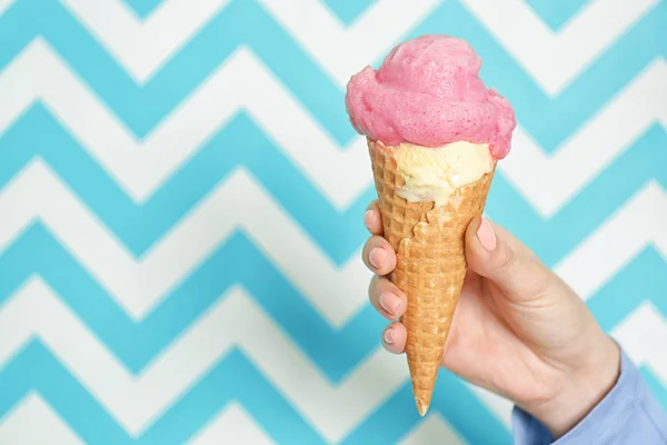 Mujer sosteniendo porción de helado — Foto de Stock