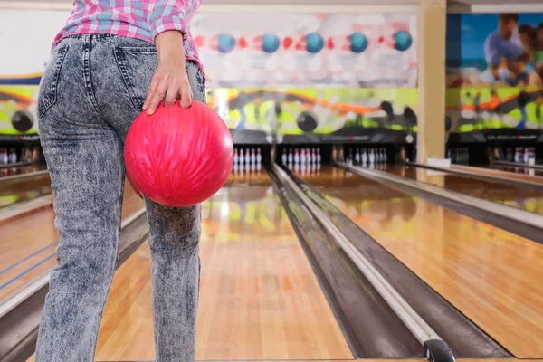 Jeune femme avec balle au bowling club — Photo