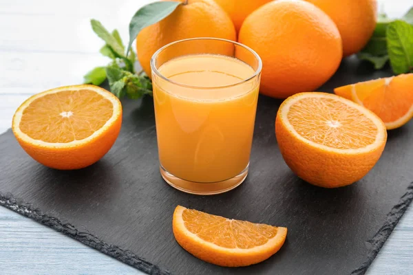 Sumo de laranja com fruta fresca — Fotografia de Stock