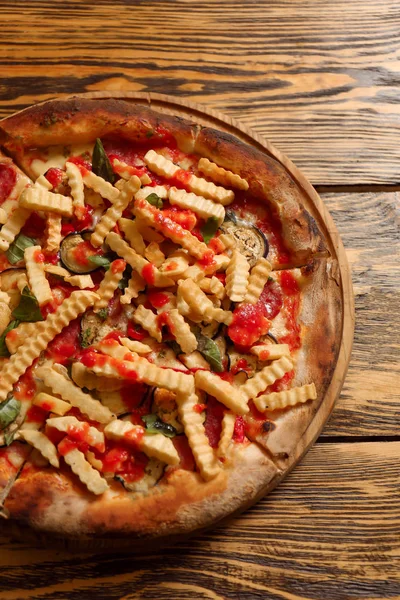 Smakelijke pizza op tafel — Stock Fotó