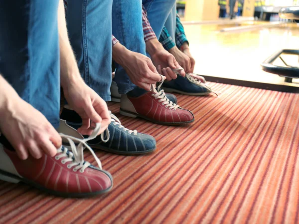 Przyjaciele sznurowania butów — Zdjęcie stockowe
