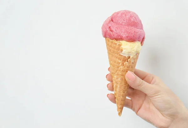 Mujer sosteniendo delicioso helado —  Fotos de Stock