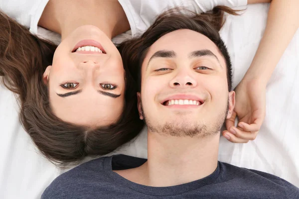 Beau jeune couple couché sur le lit, gros plan — Photo