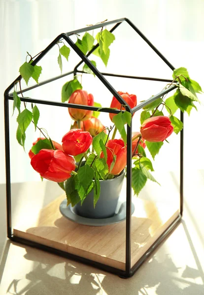 Belas tulipas e decoração na mesa — Fotografia de Stock