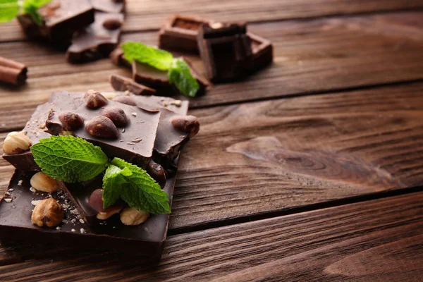 Pedaços de chocolate quebrados — Fotografia de Stock