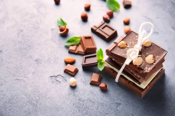 Piezas de chocolate atadas —  Fotos de Stock
